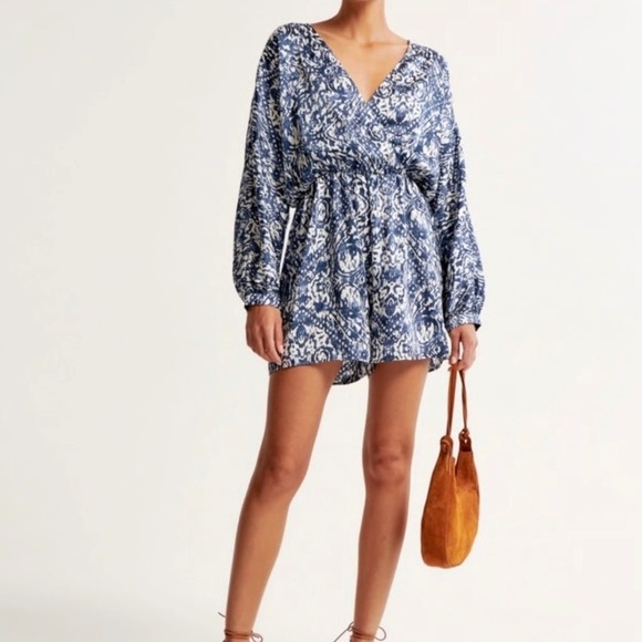 Abercrombie & Fitch Pants - NWT women's Abercrombie & Fitch Long Sleeve Romper – Blue/White – Large Petite
